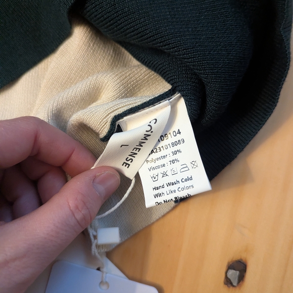 Two-Tone Beige & Emerald Green Mockneck Sweater - Picture 4 of 6